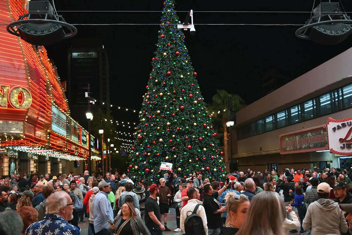 Encendieron luces de árbol navideño en el Downtown de Las Vegas