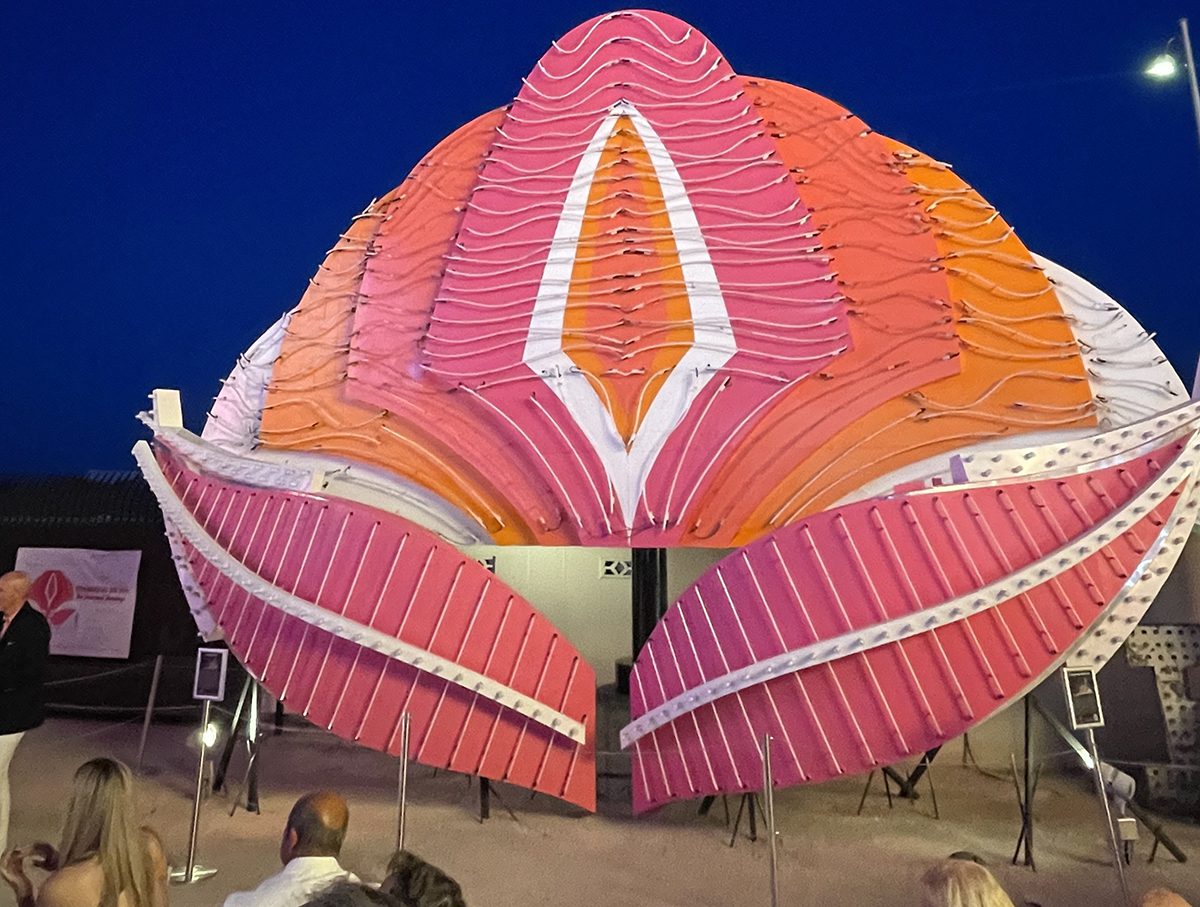 El icónico letrero del Flamingo, su traslado al museo de Neón y la conexión latina El icónico letrero del Flamingo, su traslado al museo de Neón y la conexión latina