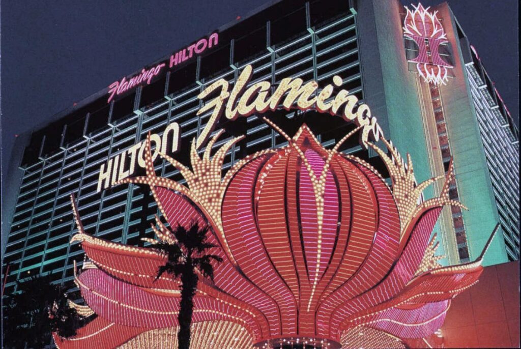El icónico letrero del Flamingo, su traslado al museo de Neón y la conexión latina