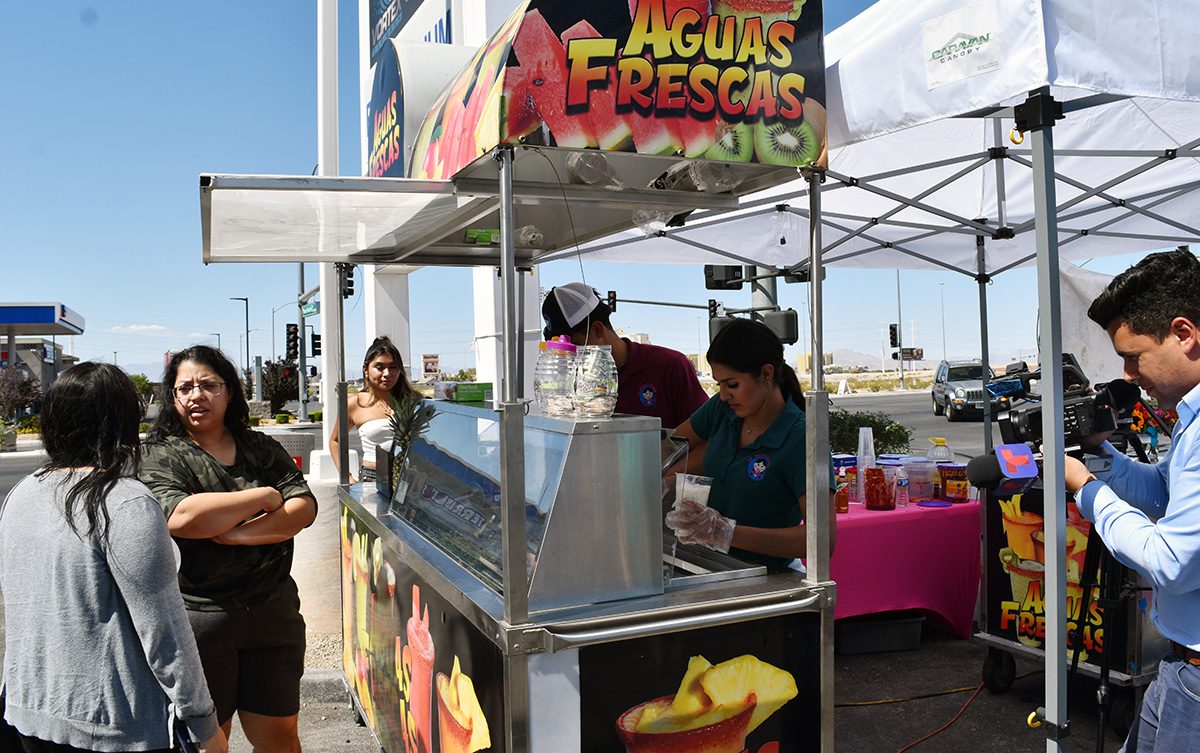 Primera licencia de vendedor ambulante llegó justo para aminorar el calor con aguas frescas