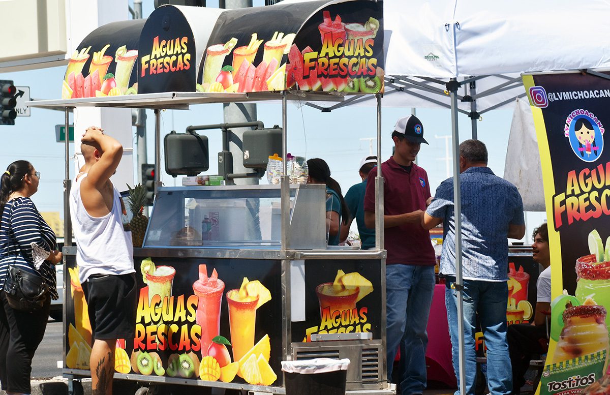 Primera licencia de vendedor ambulante llegó justo para aminorar el calor con aguas frescas