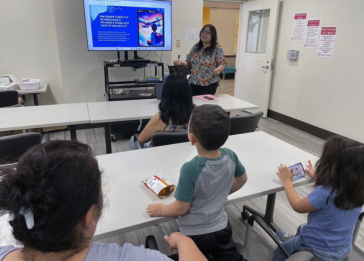 Imparte Mary Ibarra taller dirigido a padres de hijos con capacidades diferentes