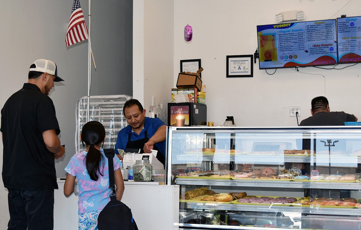 José Ramírez celebra en el barrio latino el "Día Nacional de la Dona"