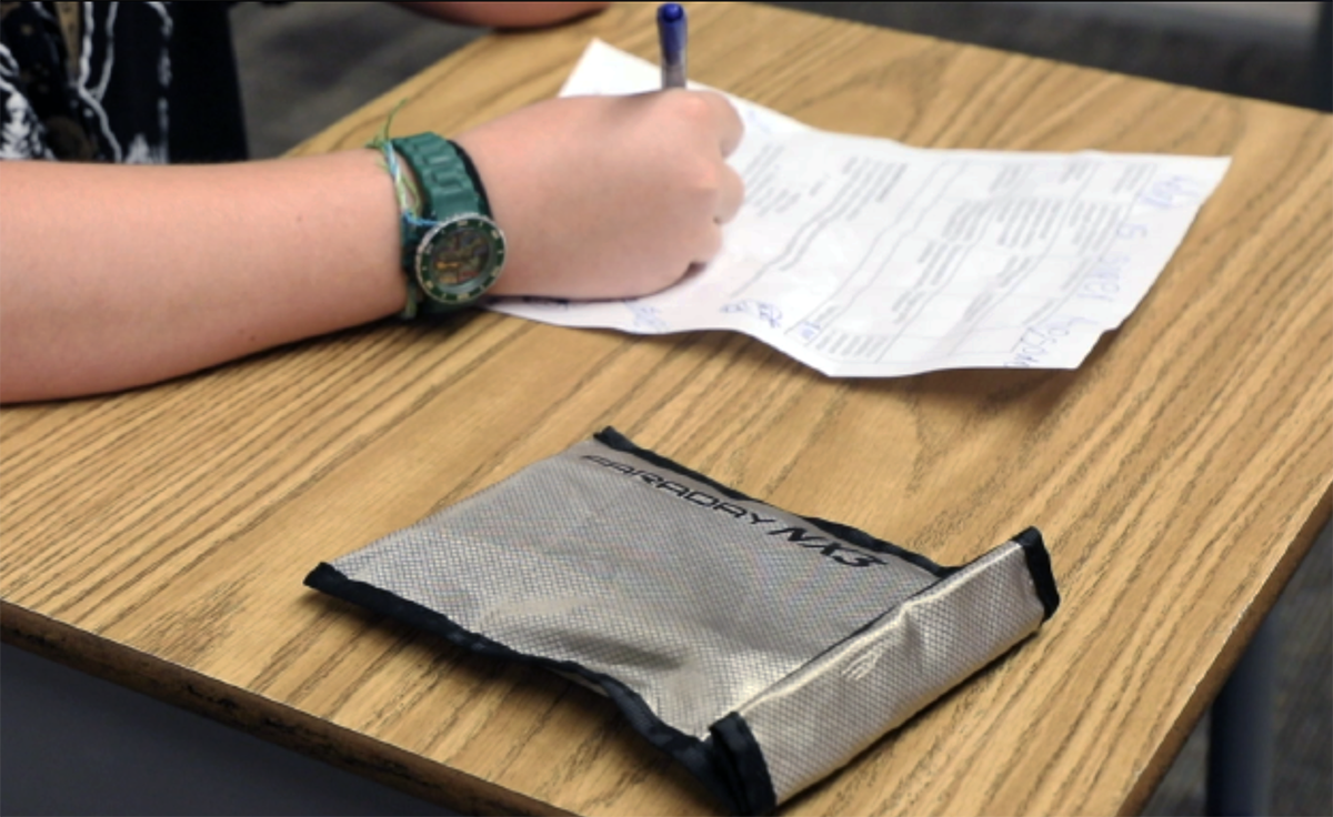 El CCSD exigirá que todos los estudiantes de grados 6 a 12 pongan sus celulares en “pouches” El CCSD exigirá que todos los estudiantes de grados 6 a 12 pongan sus celulares en “pouches”