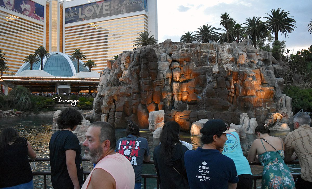 Con la última erupción del volcán Las Vegas dice adiós a The Mirage