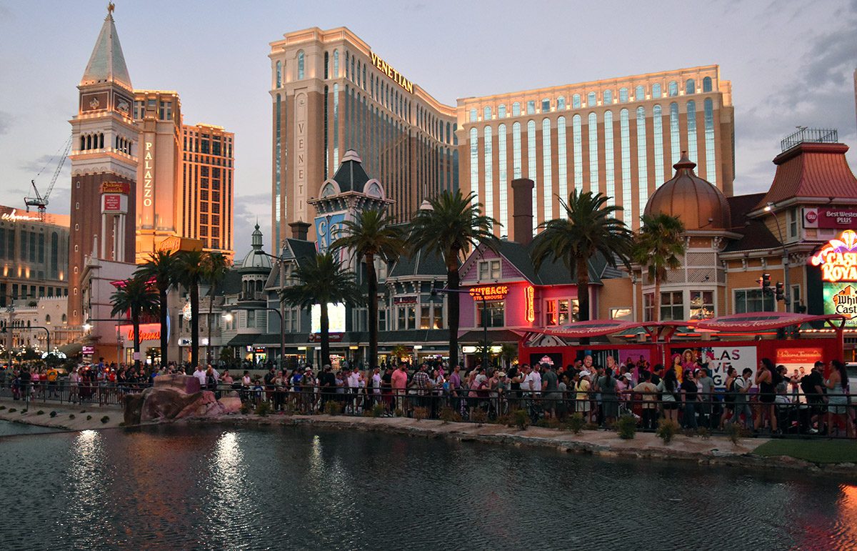 Con la última erupción del volcán Las Vegas dice adiós a The Mirage