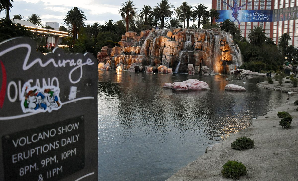 Con la última erupción del volcán Las Vegas dice adiós a The Mirage