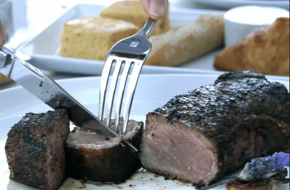 Mae Daly's Fine Steaks & Whiskeys es un restaurante clásico para la gente local