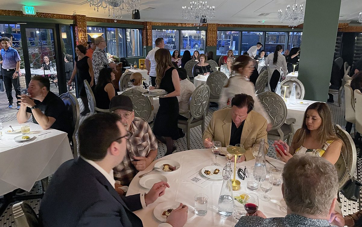 Mae Daly's Fine Steaks & Whiskeys es un restaurante clásico para la gente local