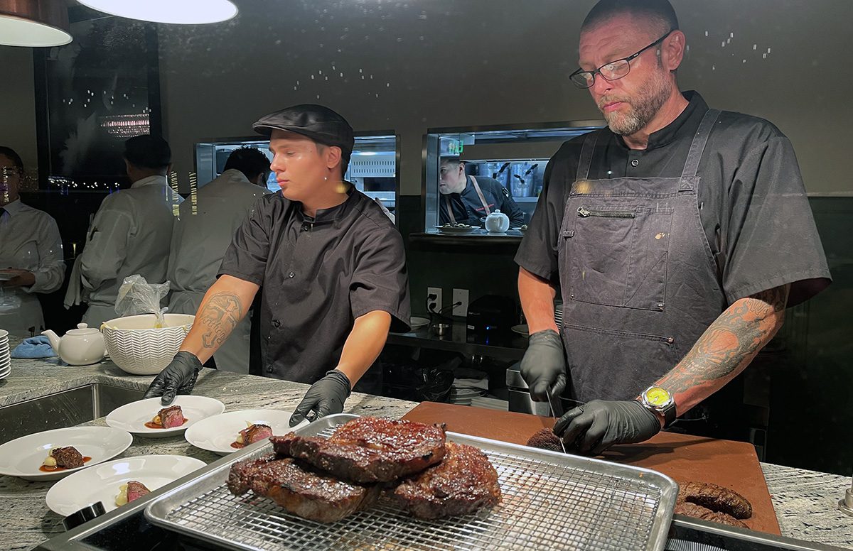 Mae Daly's Fine Steaks & Whiskeys es un restaurante clásico para la gente local