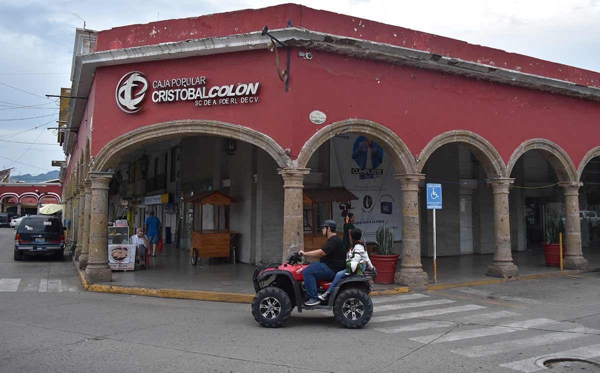 Un monumento al guitarrista Carlos Santana en Autlán de Navarro, Jalisco