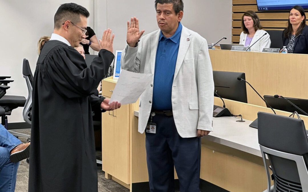 Juramenta Isaac Barrón como miembro, sin derecho a voto, de la Junta Escolar