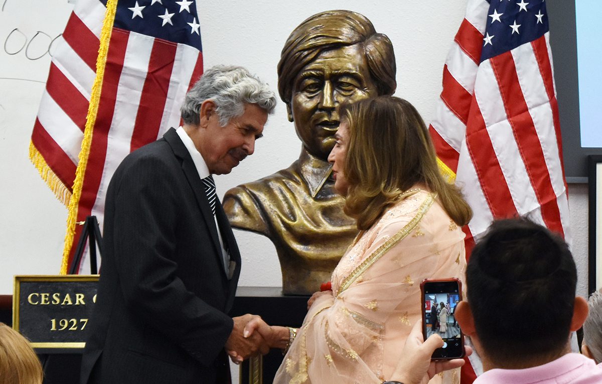 Develaron escultura de César Chávez en la sede de Chicanos Por La Causa