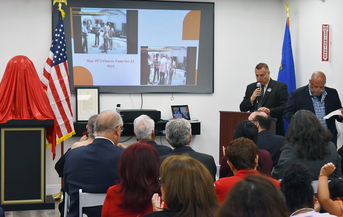 Develaron escultura de César Chávez en la sede de Chicanos Por La Causa