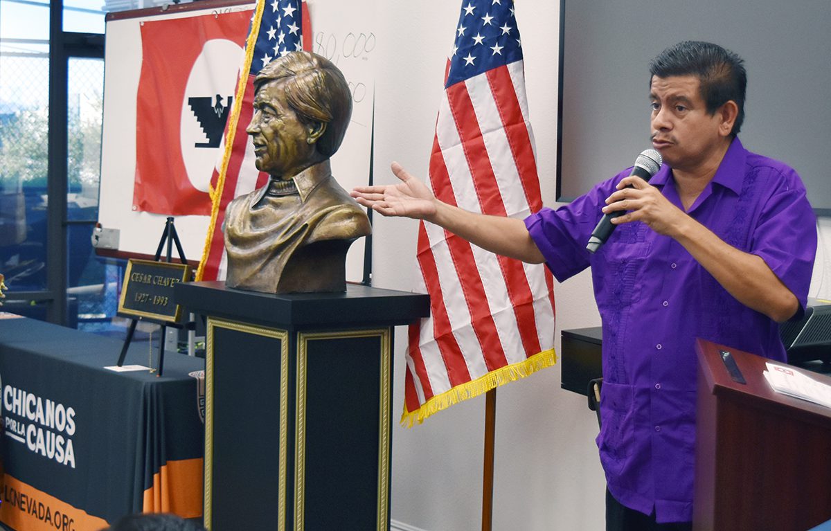 Develaron escultura de César Chávez en la sede de Chicanos Por La Causa