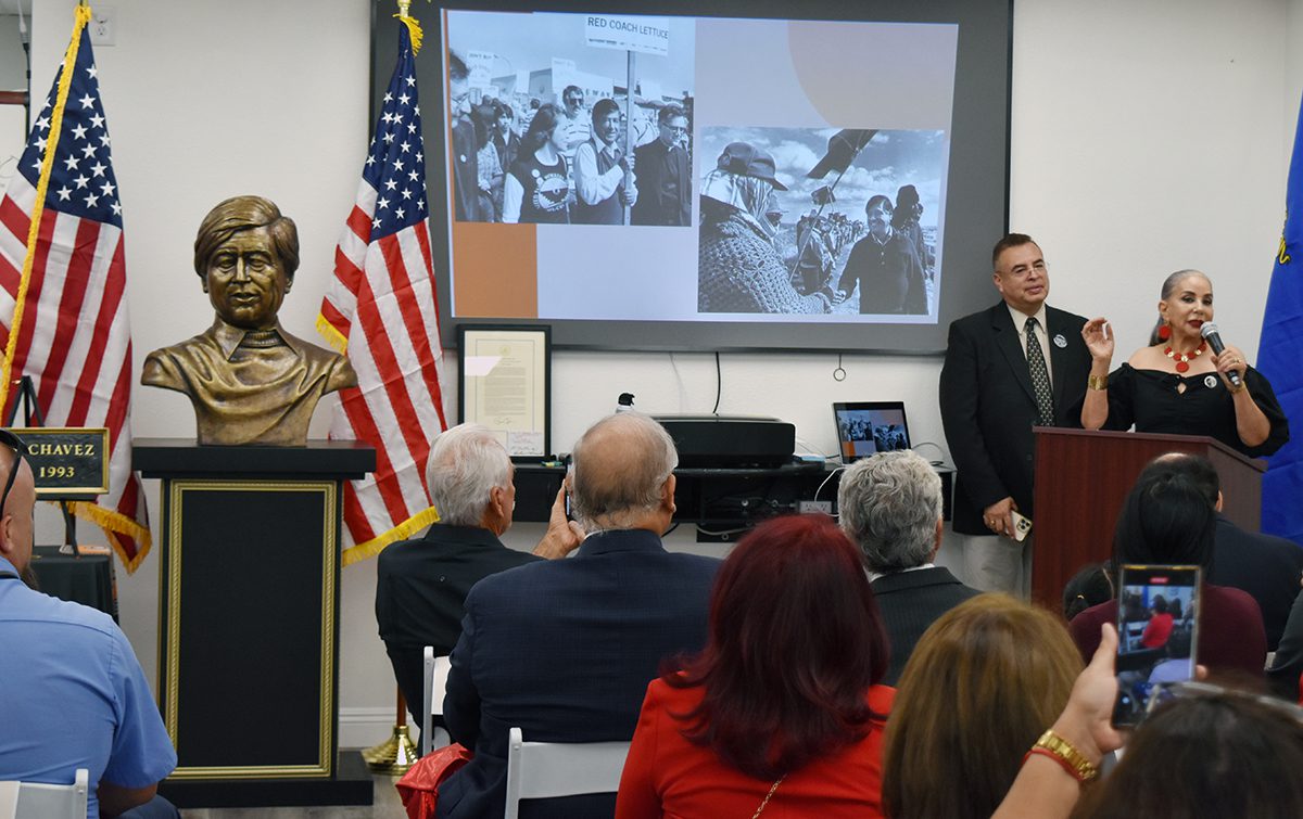 Develaron escultura de César Chávez en la sede de Chicanos Por La Causa