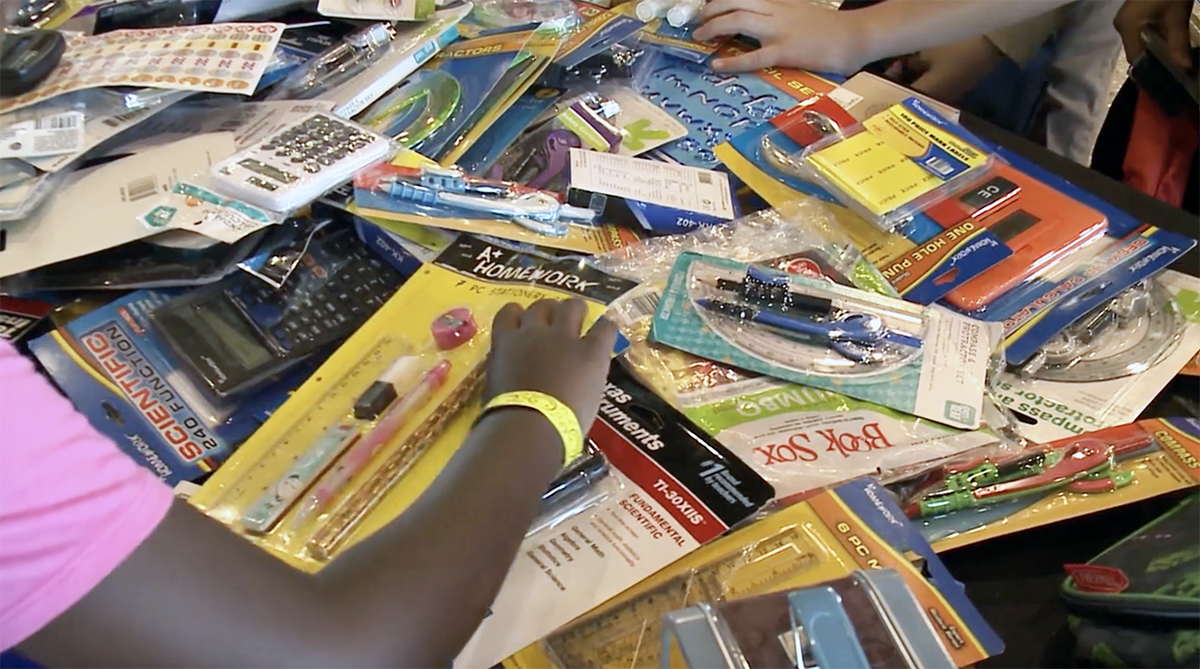 Apoyan a los niños en hogares de crianza y sus cuidadores para regresar al aula escolar