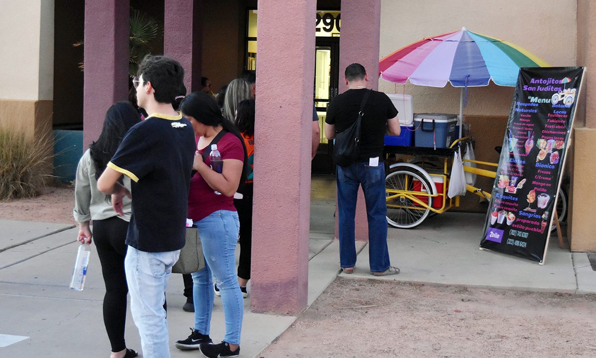Taller informativo ayuda a cónyuges indocumentados a solicitar un ajuste de estatus migratorio