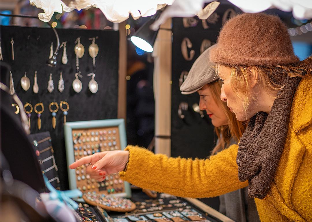 41 tips to support small businesses this holiday season (on any budget) 41 tips to support small businesses this holiday season (on any budget)