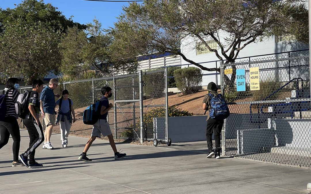 Defensores de inmigrantes preparan a familias vulnerables para la temporada de regreso a clases
