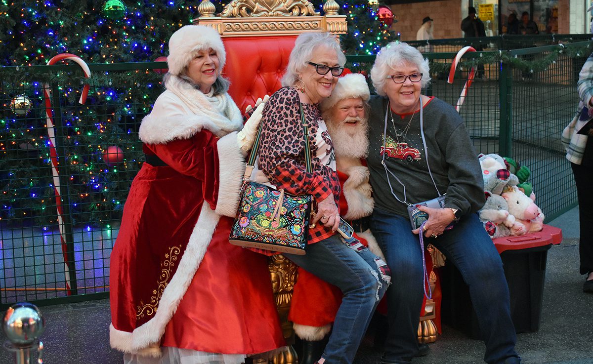 Encienden la luz navideña en la Fremont Street Experience; Santa Claus llegó en el SlotZilla Zipline