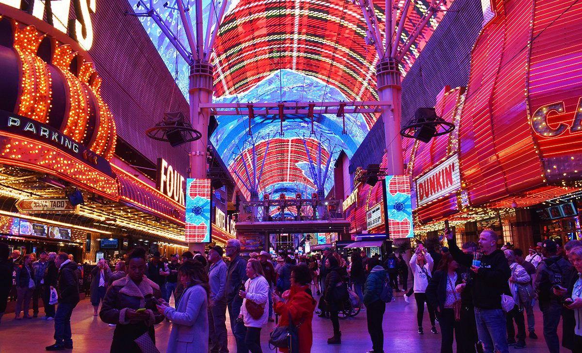 Encienden la luz navideña en la Fremont Street Experience; Santa Claus llegó en el SlotZilla Zipline