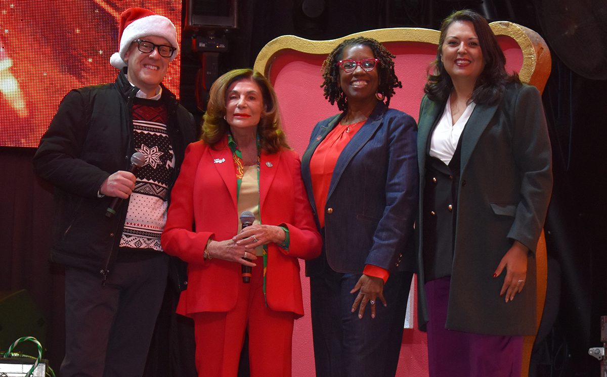 Encienden la luz navideña en la Fremont Street Experience; Santa Claus llegó en el SlotZilla Zipline
