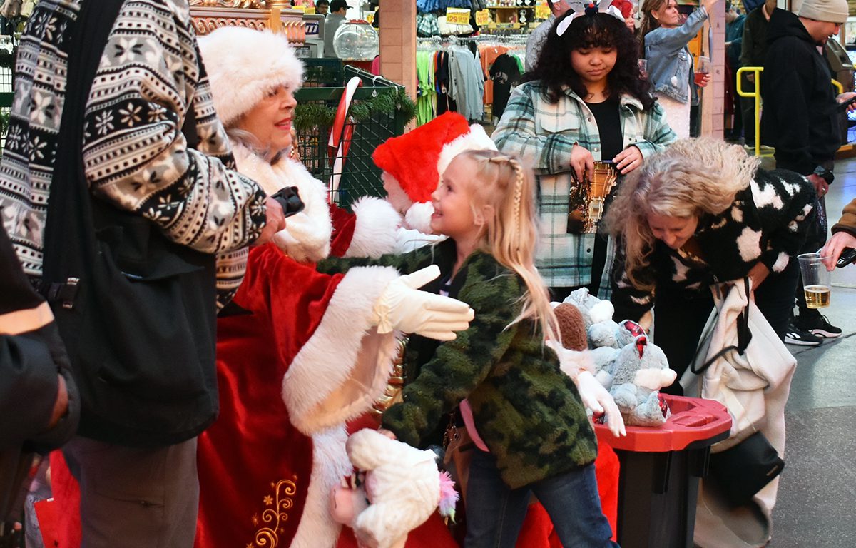 Encienden la luz navideña en la Fremont Street Experience; Santa Claus llegó en el SlotZilla Zipline