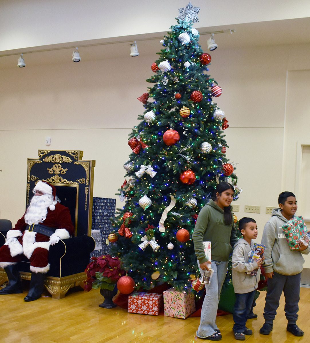 Reparten alegría en Winter Wonderland Festival con la ayuda de organizaciones comunitarias y voluntarios