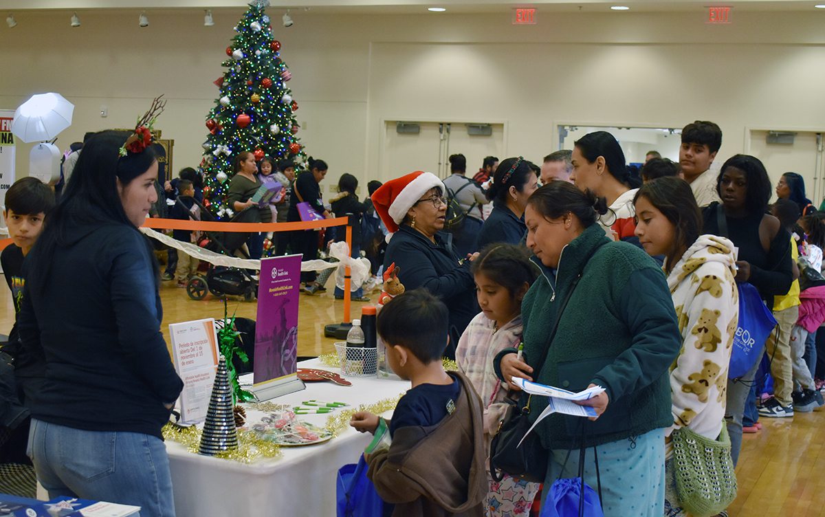 Reparten alegría en Winter Wonderland Festival con la ayuda de organizaciones comunitarias y voluntarios