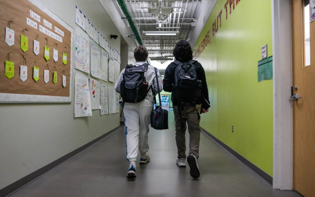 ¿Puede ICE entrar libremente a escuelas? No, Trump quitó protecciones, pero la orden judicial sigue siendo indispensable