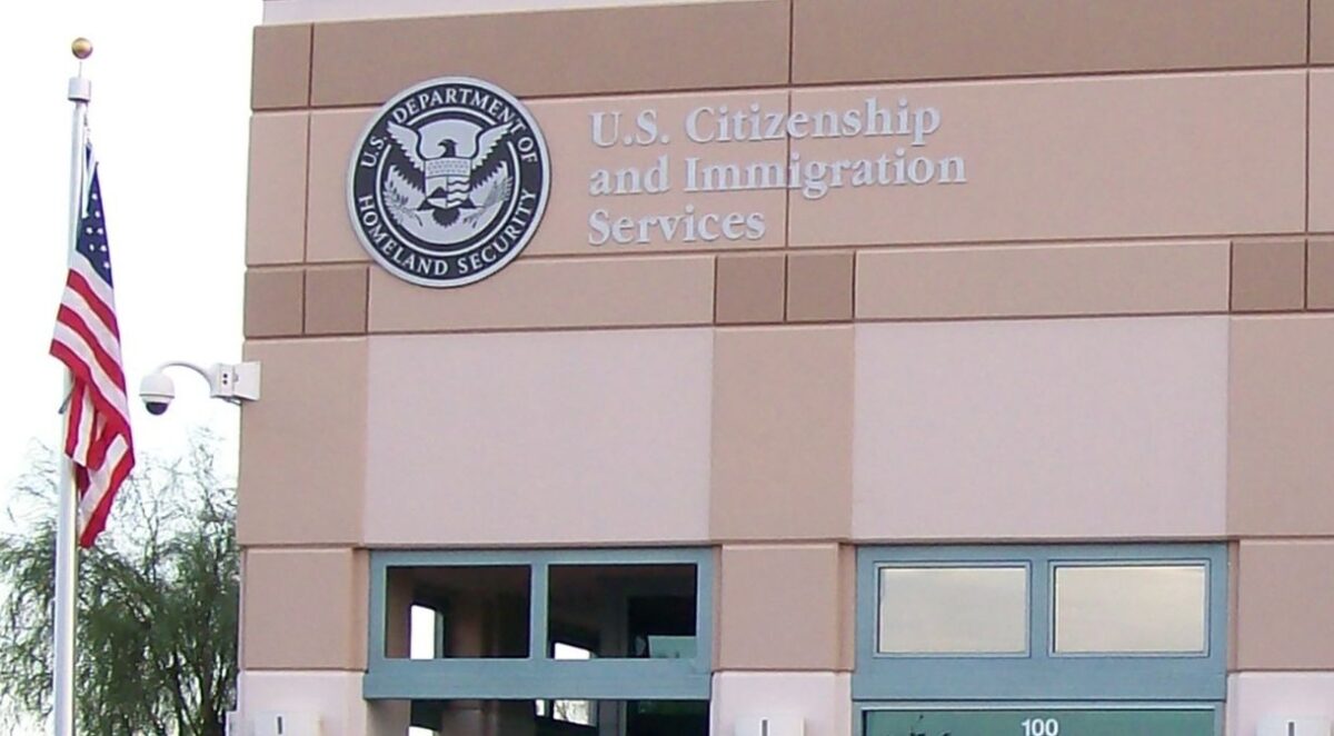 Algunos agentes de USCIS estarán armados a partir de octubre: te explicamos qué significa esto