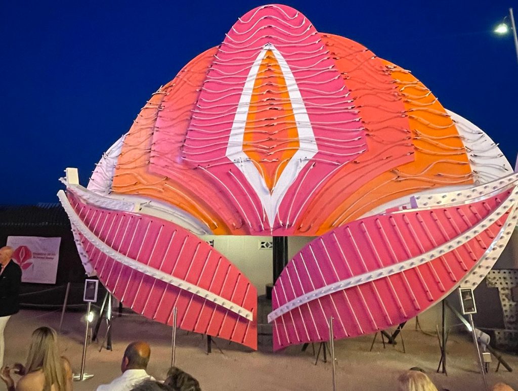 El icónico letrero del Flamingo, su traslado al museo de Neón y la conexión latina