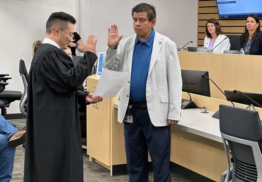 Juramenta Isaac Barrón como miembro, sin derecho a voto, de la Junta Escolar