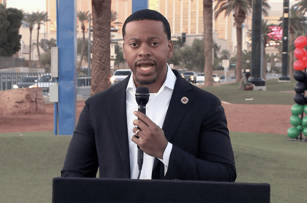 Iluminan de rojo, verde, amarillo y negro letrero de bienvenida a Las Vegas para celebrar “Black History Month”