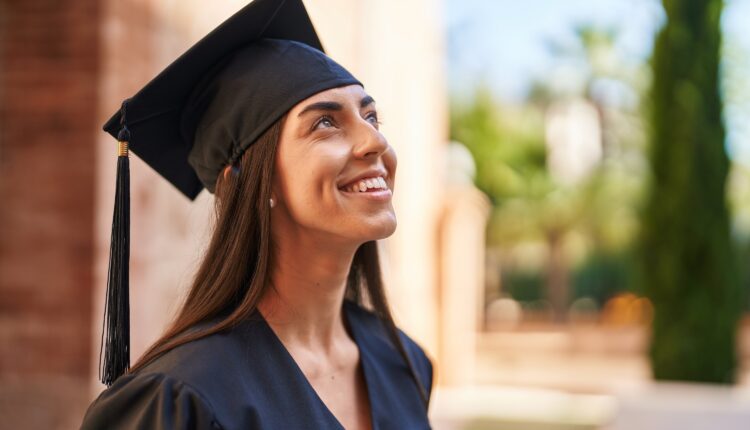 10 scholarships for Hispanic students in Nevada