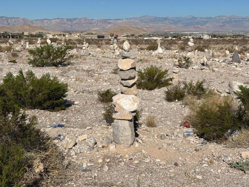 📸 Unknown artist decorates desert plot with rock stacks